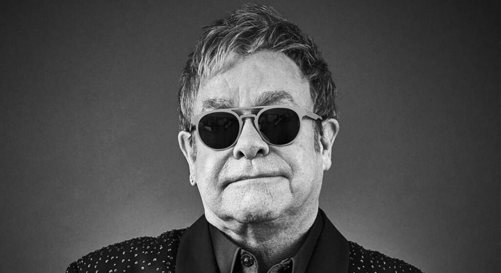 Elton John sobre gravar música que fala de própria morte: "Desabei"