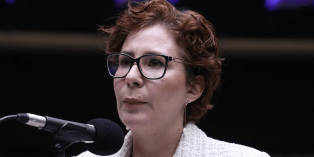 STF tem 3 votos para condenar Carla Zambelli por porte ilegal de arma