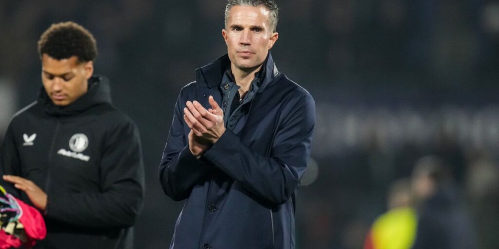 Técnico do Feyenoord, Van Persie acredita em virada na Champions League