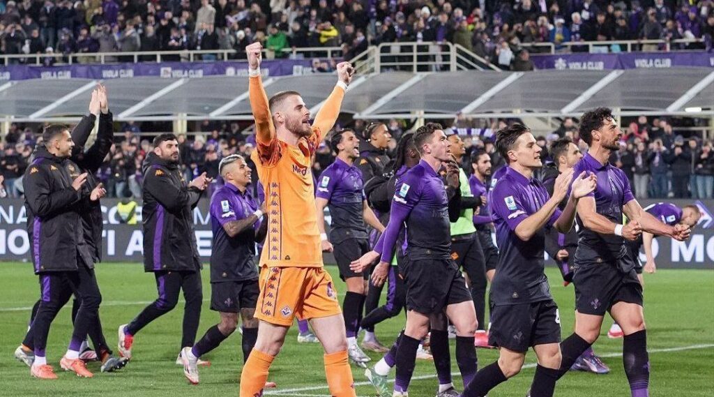 Torcida da Fiorentina usa palavrão em mosaico contra a Juventus; veja