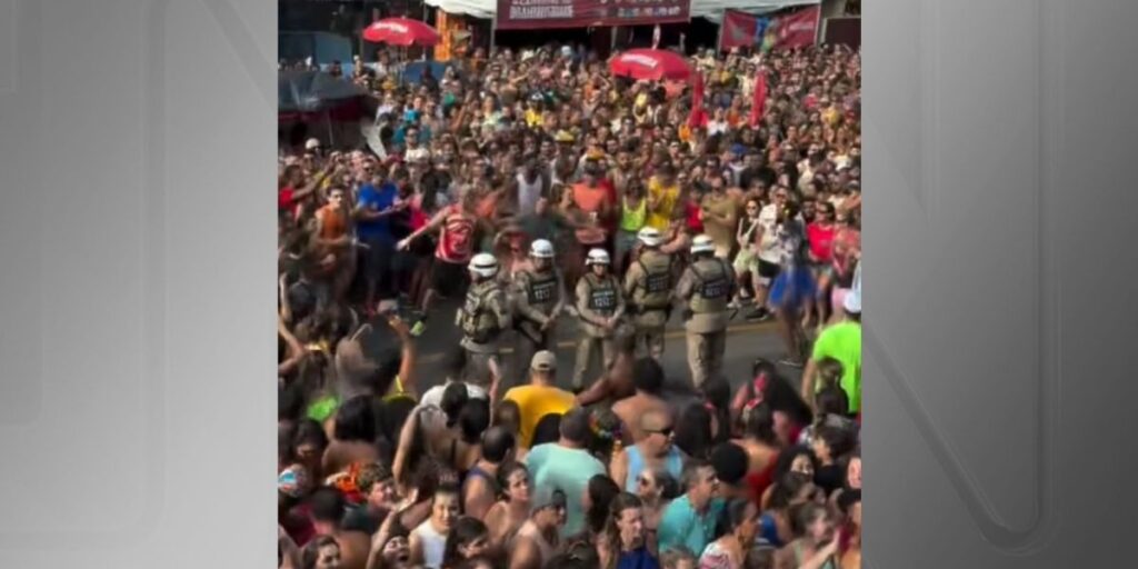 Em show de Saulo, foliões cercam PMs e agentes dão risada