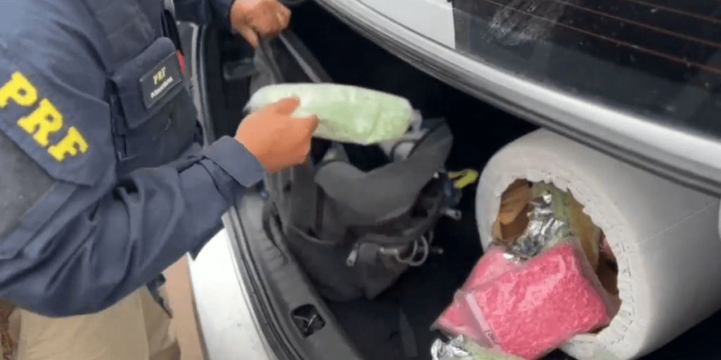 PRF acha 90 mil comprimidos de ecstasy escondidos em puff dentro de carro