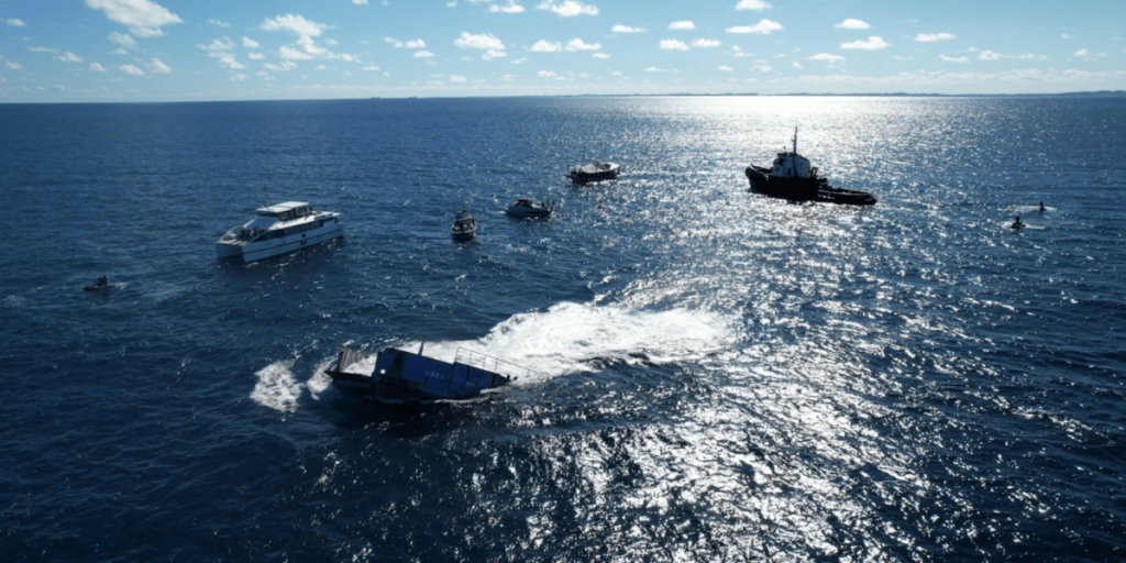 Embarcação é afundada no mar de Salvador para fomentar turismo de mergulho