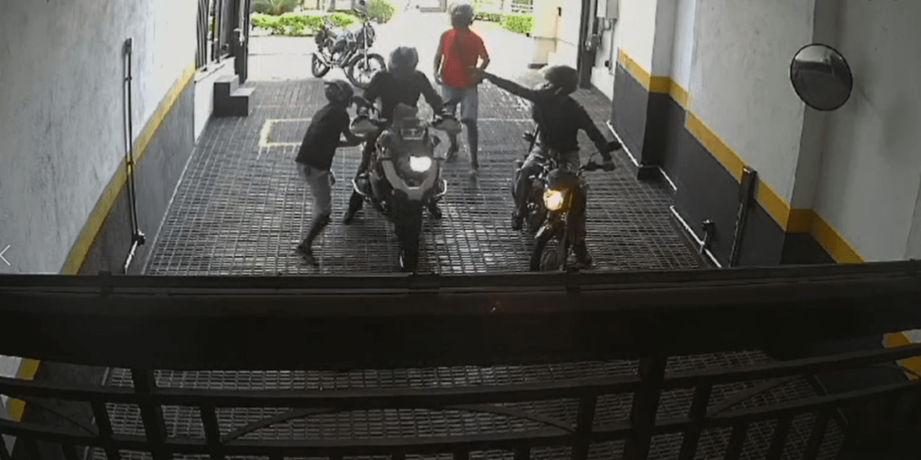 Vídeo: piloto é cercado por ladrões em garagem e tem moto de luxo roubada