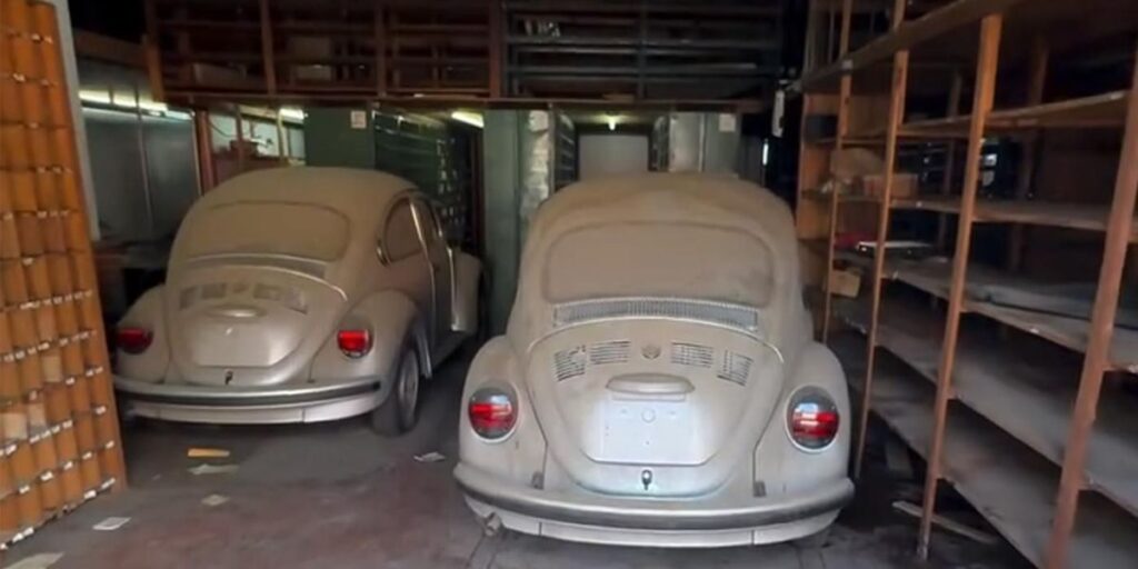 Carros 0km são encontrados após ficarem 20 anos esquecidos em loja