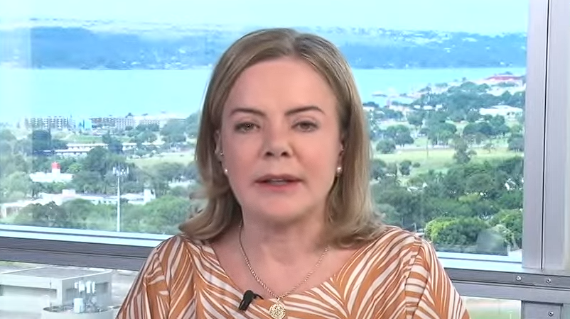 Eduardo Bolsonaro "está mentindo" e "é medroso", diz Gleisi à CNN