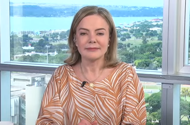 À CNN, Gleisi defende fim da escala 6x1: Temos que fazer esse debate