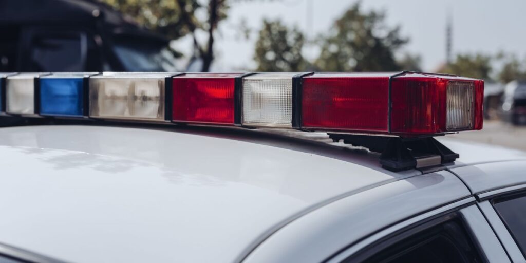 Motorista bêbado atropela casal e é preso enquanto dormia dentro do carro