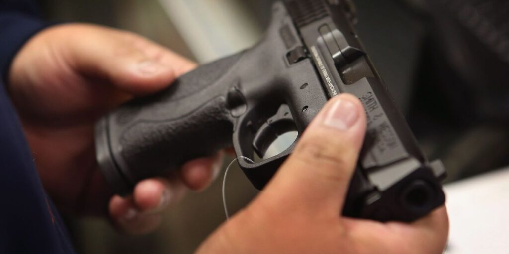 Em meio à violência, México quer processar fabricantes de armas americanos