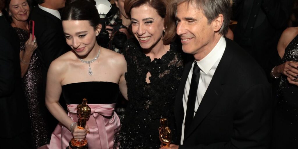 Fernanda Torres parabeniza Mikey Madison por Oscar de Melhor Atriz; veja