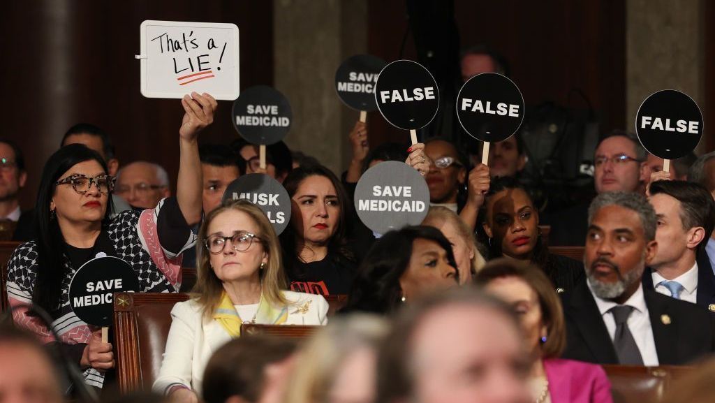 “Mentira”, “Isso não é normal”: democratas protestam durante fala de Trump