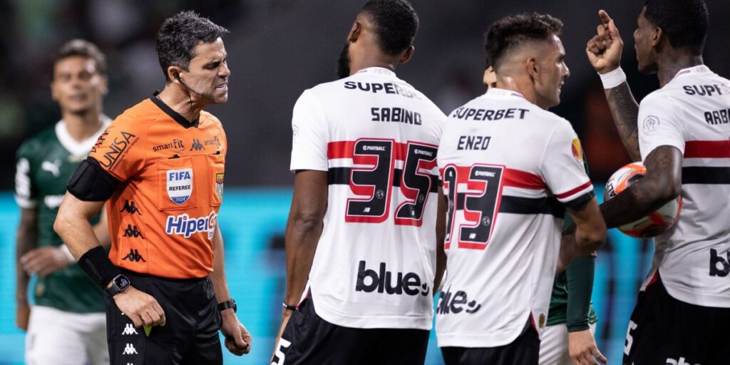 Foi pênalti? Árbitros opinam sobre lance polêmico em Palmeiras x São Paulo