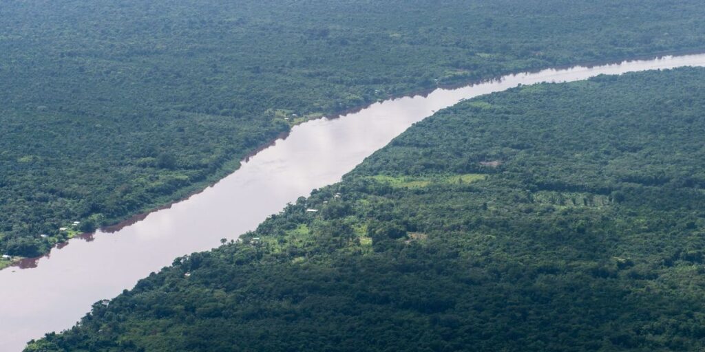 País vizinho ao Brasil está virando um petroestado - e alerta especialistas
