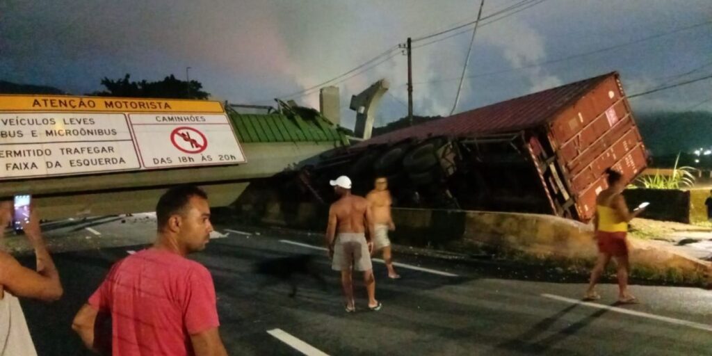Passarela desaba, esmaga caminhão e interdita Rodovia Anchieta no Km 52