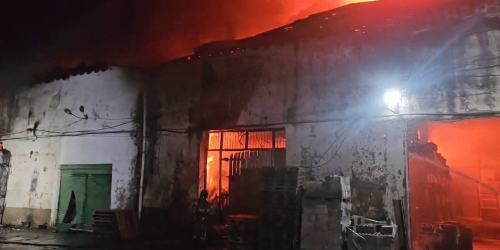 Incêndio atinge galpão de materiais para construção no Centro do Rio