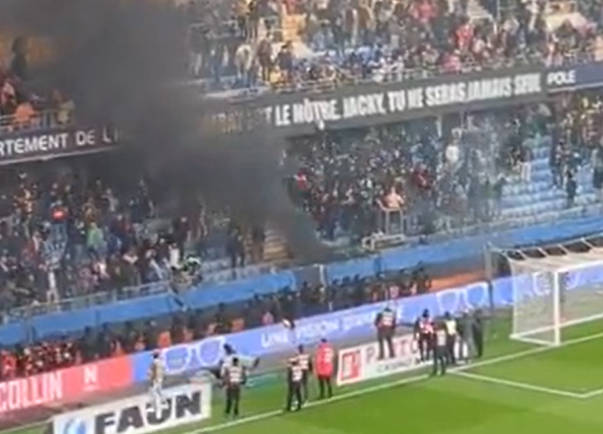 Sinalizadores causam incêndio e partida é adiada na França; veja