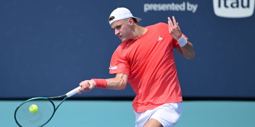 Promessa de 19 anos surpreende, vence Djokovic e é campeão do Miami Open