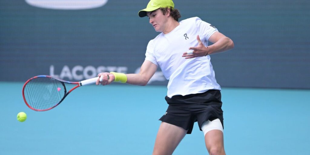 João Fonseca perde batalha para De Minaur e deixa Miami Open aplaudido
