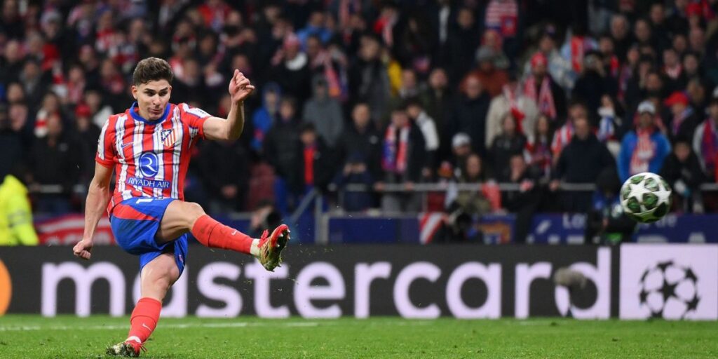 Dois toques não pode? Rolar a bola é permitido? Entenda a regra do pênalti