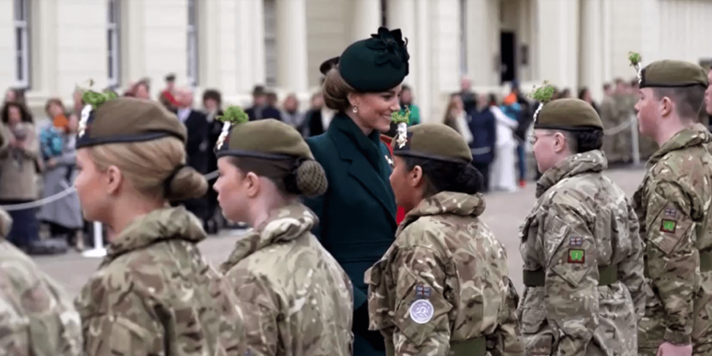 Kate Middleton comparece a desfile do Dia de São Patrício em Londres