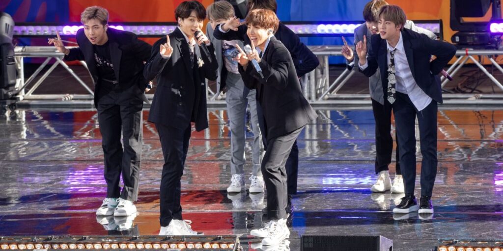 Fanfic que cria romance entre integrantes do BTS vira trilogia de livros