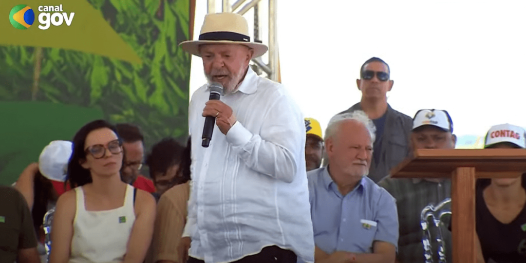 "Todo mundo sabe que eu tenho um lado", diz Lula em acampamento do MST