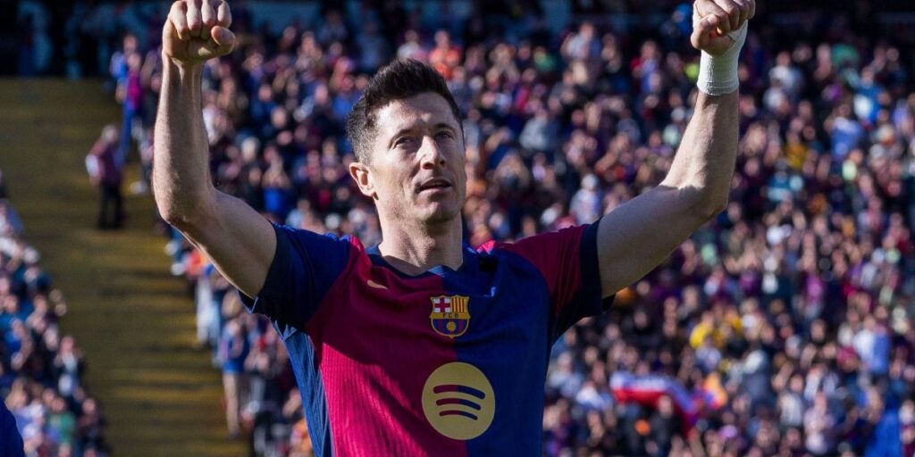 Sem Raphinha, Barcelona goleia com brilho de Lewandowski