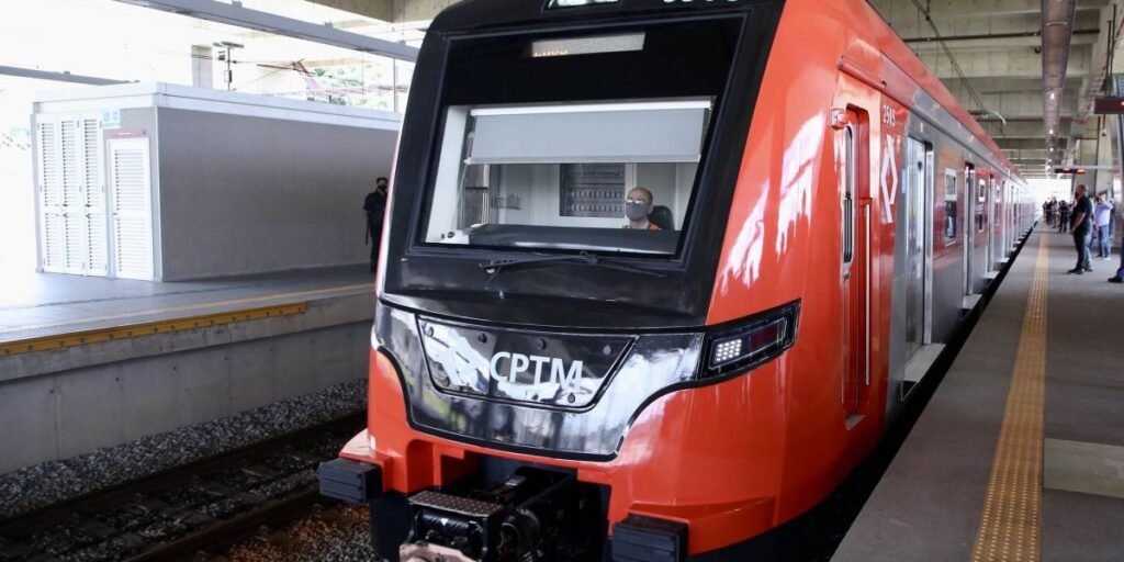 Jovem morre atropelado por trem após pular muro de estação para pegar bola