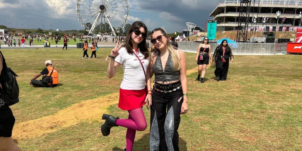 Brilho, cores e camisas de fãs: tendências de estilo do Lollapalooza 2025