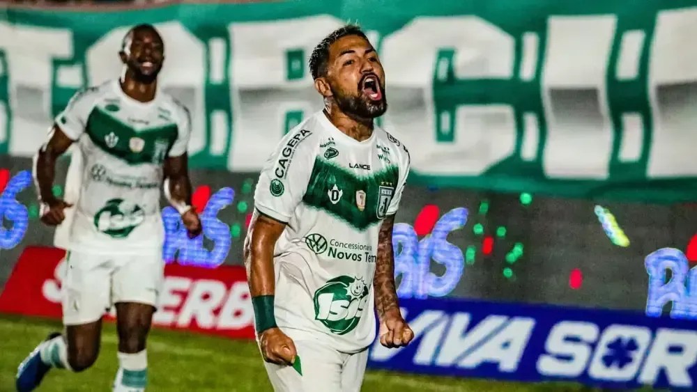 Meia do Sousa-PB é flagrado comendo x-bacon após jogo da Copa do Nordeste