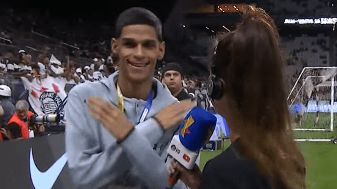 Luva de Pedreiro aparece em transmissão e dispara: "Receba!"