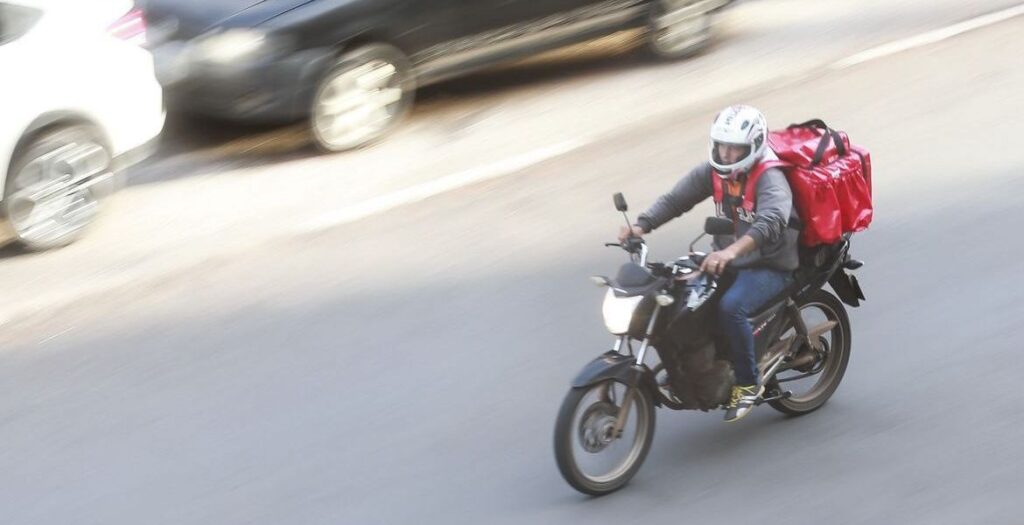 Entregadores de SP deverão carregar chip de segurança; entenda nova lei