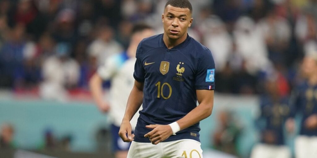 Mbappé se revolta com racismo sofrido por colega de equipe: "Patético"