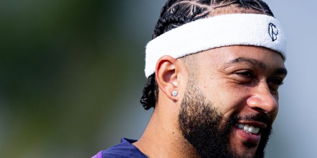 Volante do Corinthians revela bastidores do dia a dia com Memphis Depay