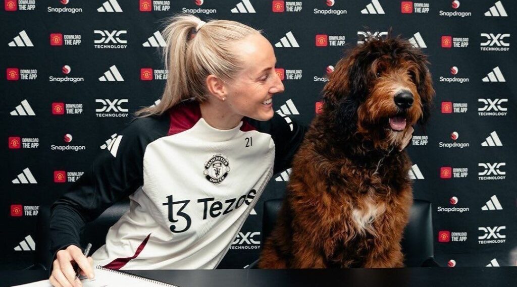 Cão rouba cena em renovação de contrato de estrela do Manchester United