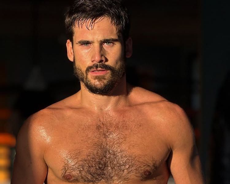 Nicolas Prattes posa sem camisa: "No caminho da evolução"