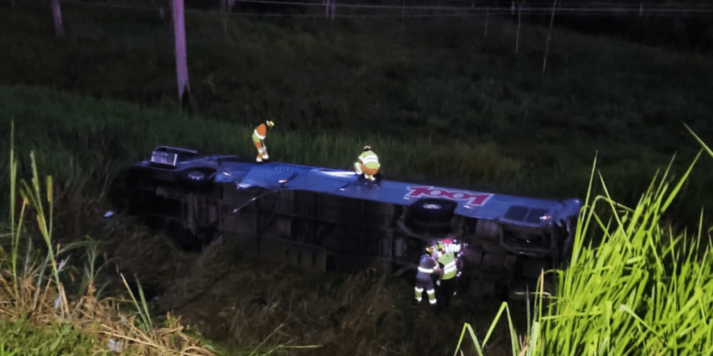 Saiba como foi o acidente de ônibus com 45 passageiros em Pindamonhangaba