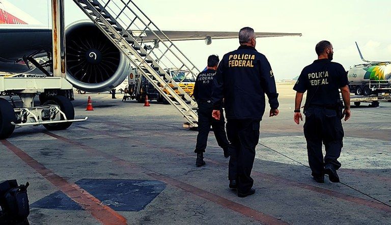 Brasileiro é preso após tentar abrir porta de avião em voo de Paris para SP