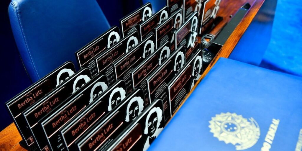 Com Fernanda Torres homenageada, Senado premia mulheres por luta feminina