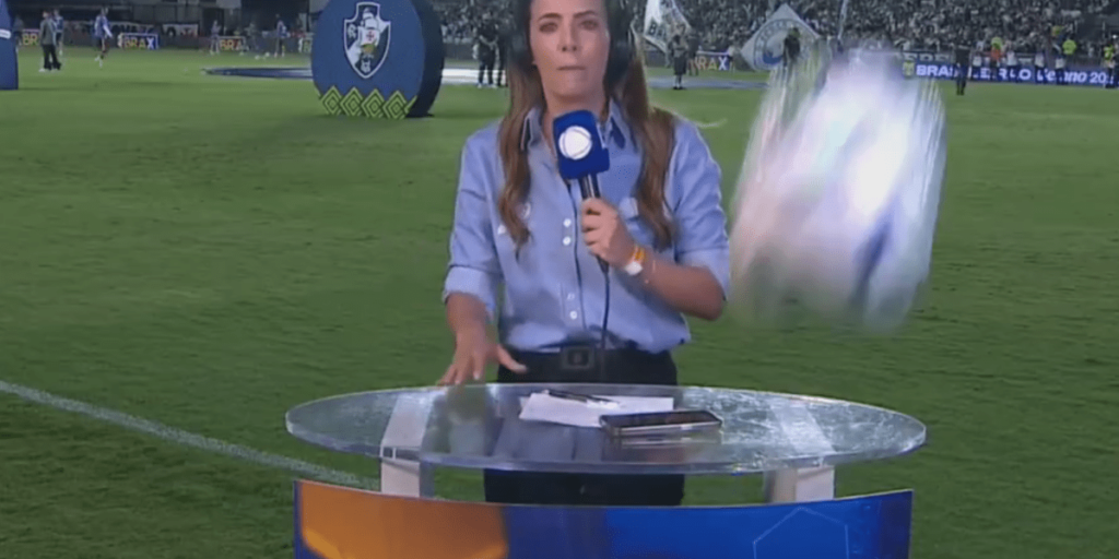 Apresentadora quase leva bolada durante transmissão de Vasco x Santos; veja