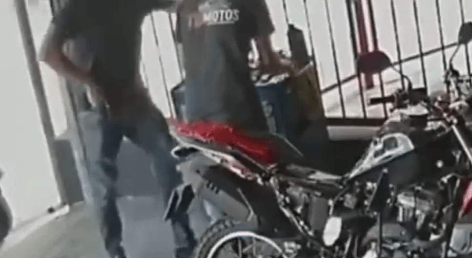 Vídeo: Policial tenta atirar em funcionário, mas arma falha no Ceará