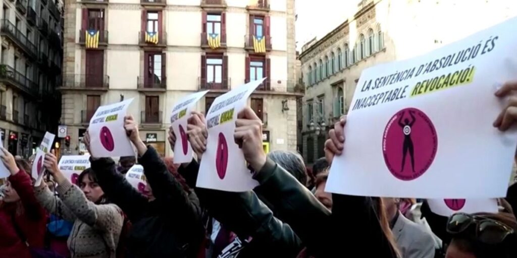 Manifestantes protestam contra anulação da condenação de Daniel Alves; veja