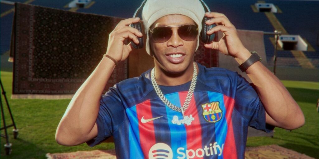 Ronaldinho Gaúcho faz 45 anos: relembre golaços do Bruxo pelo Barcelona