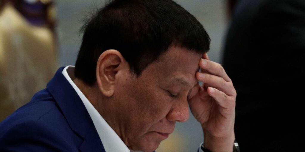 Após prisão, Duterte é levado sob custódia e aguarda julgamento pelo TPI