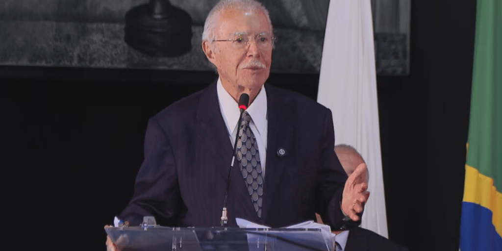 Forças Armadas seguem fiéis às instituições, diz Sarney