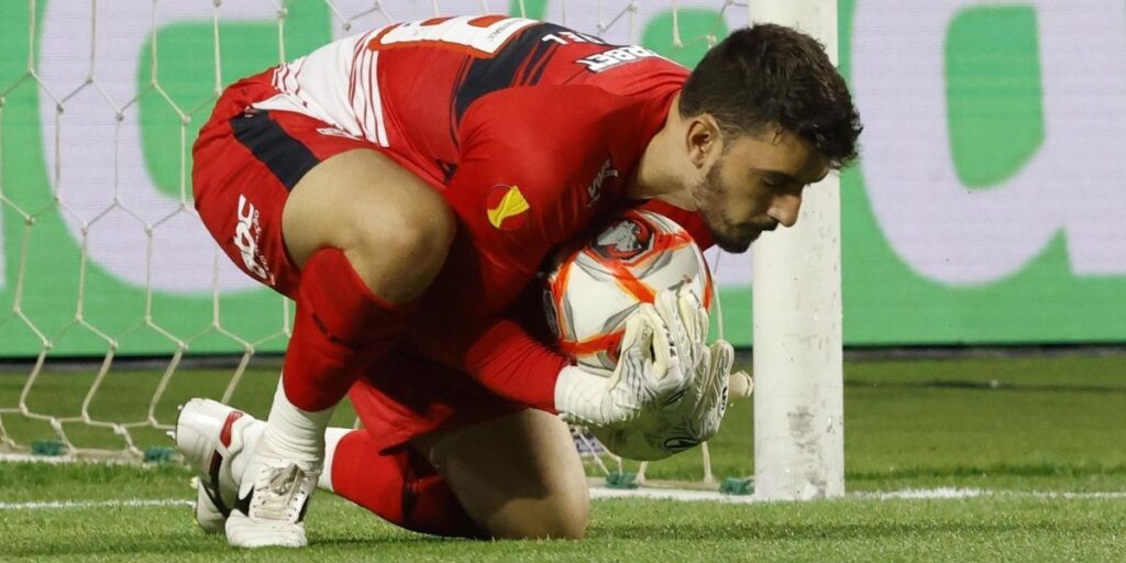 Presidente da FPF pede desculpas para goleiro do São Paulo após polêmica