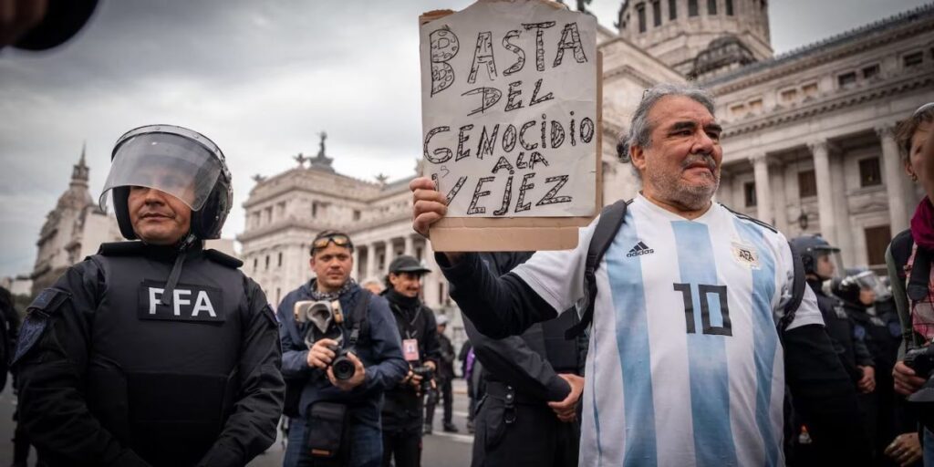 Aposentados iniciam protesto junto a torcidas na Argentina; acompanhe