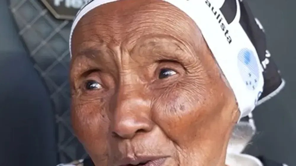Torcedora de 97 anos se emociona ao conhecer Memphis Depay, do Corinthians