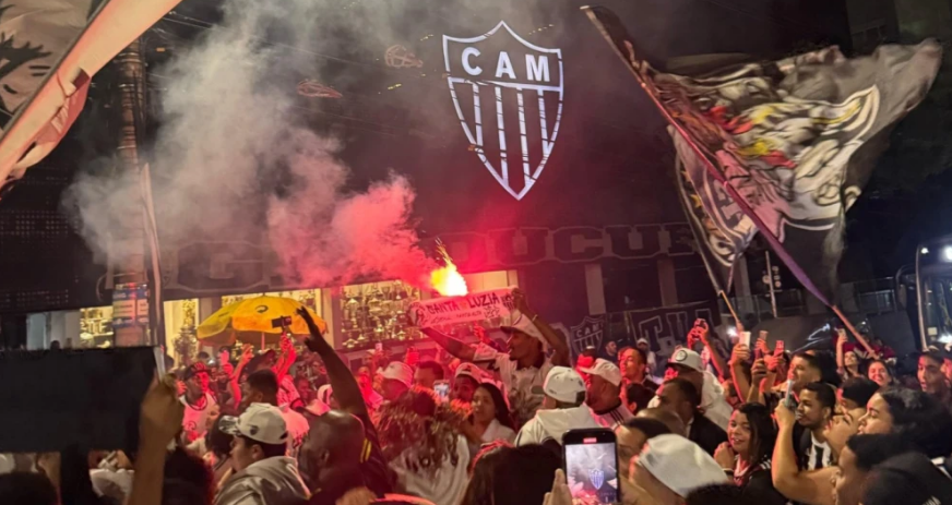 Torcedores celebram aniversário do Atlético-MG com festa na sede do clube