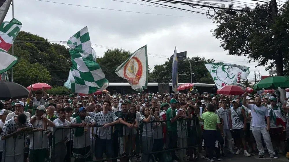 Apoio no CT: torcedores de Palmeiras e Corinthians empurram antes da final